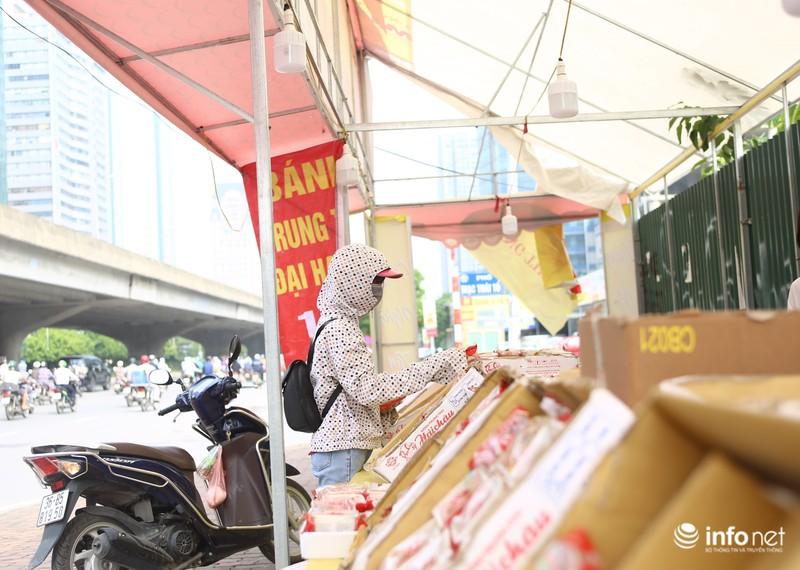 Chị Hằng ở Dịch Vọng, Cầu Giấy chia sẻ, những năm trước bánh Trung thu hạ giá được chị mua rất nhiều. Tuy nhiên, chỉ mua về nhà được 1 đến 2 ngày bánh đã bị mốc dù vẫn còn “hạn sử dụng”. Nên năm nay dù có rẻ chị cũng không dám mua nhiều, vì sợ để lại bị mốc như những năm trước.