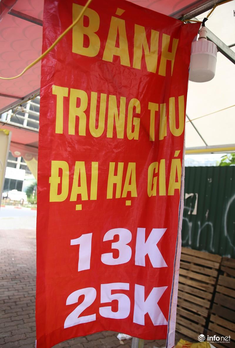 Nhiều cửa hàng còn bán bánh trung thu với giá 13 nghìn/1 chiếc. Theo bạn H – một người bán bánh trên đường Phạm Hùng chia sẻ,&nbsp;sau khi hạ giá được 1 -2 ngày lượng khách mua rất đông, tuy nhiên đến nay (20/9) lượng khách giảm hẳn.