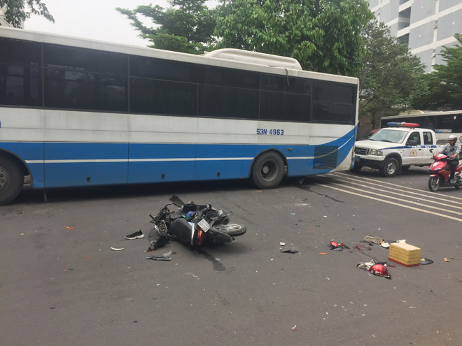 Sau tiếng truy hô “cướp, cướp” người dân thấy cô gái chạy xe máy mất kiểm soát lao vào xe buýt đậu bên đường