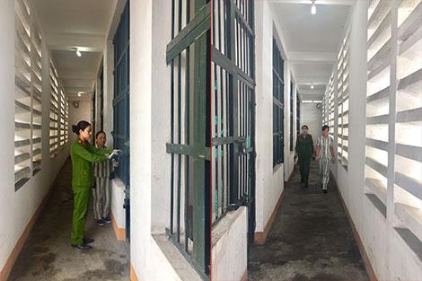 Các quản giáo làm việc trong môi trường đặc biệt.