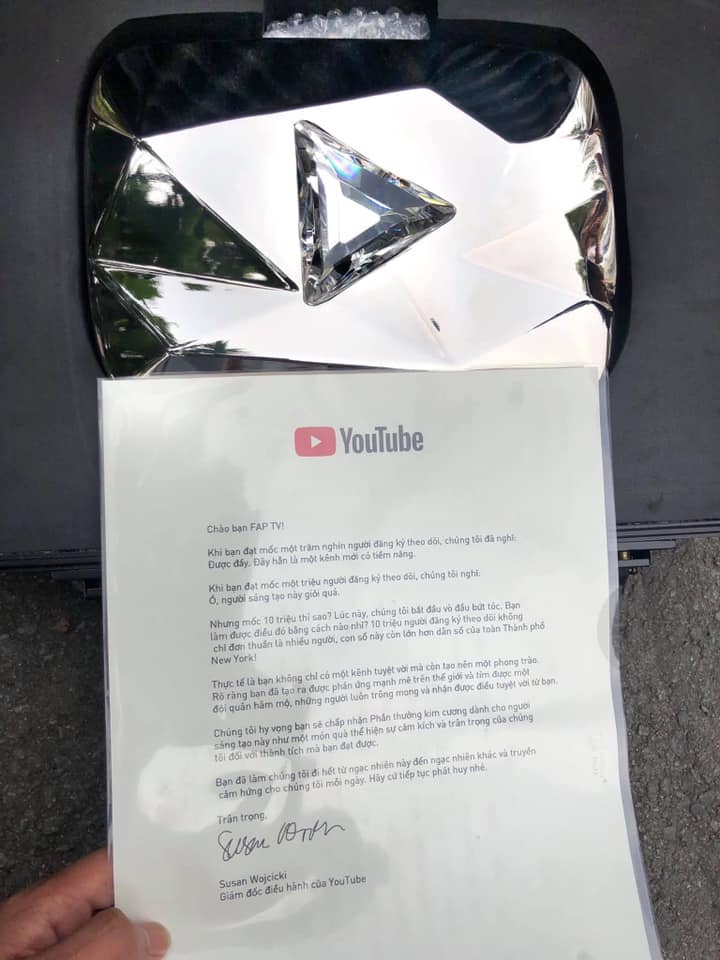 Hình ảnh nút kim cương YouTube đầu tiên của Việt Nam được chủ nhân "đập hộp" - 2