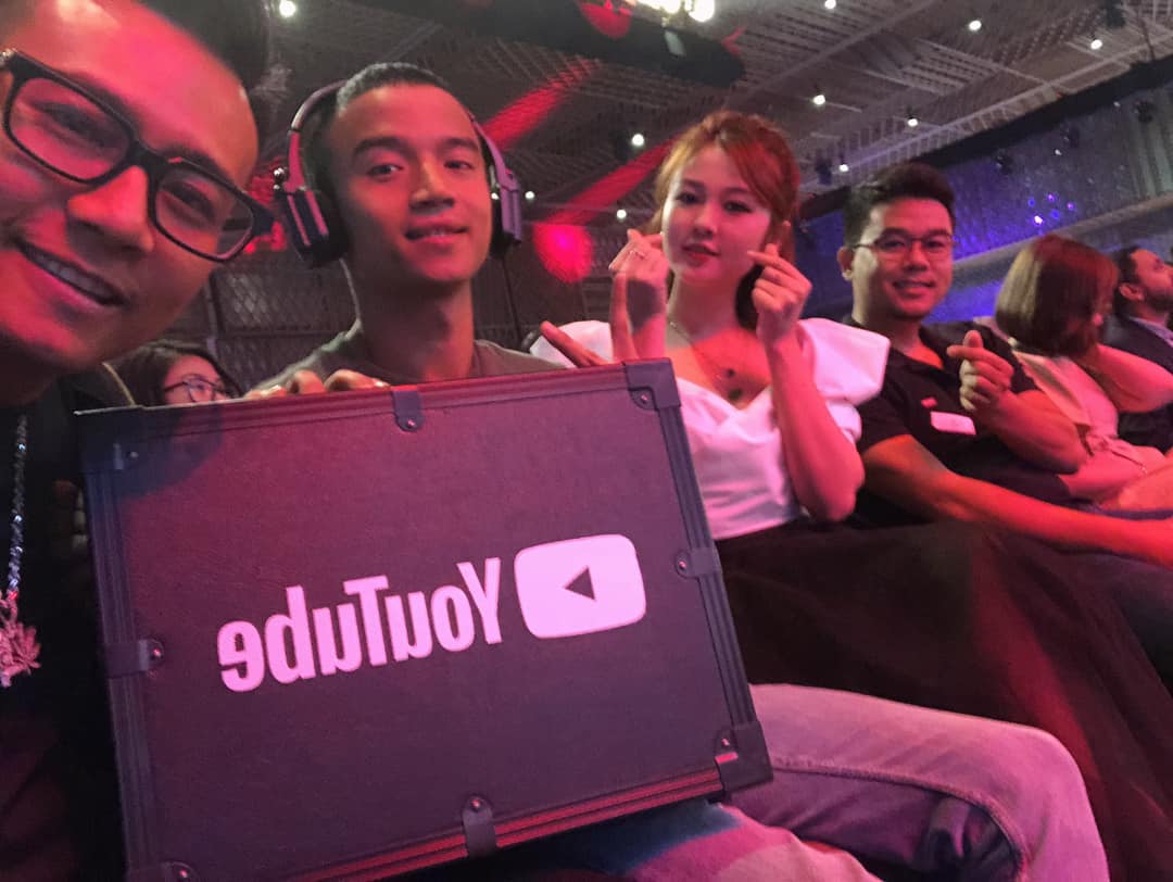 Hình ảnh nút kim cương YouTube đầu tiên của Việt Nam được chủ nhân "đập hộp" - 1