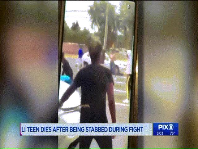 Thiếu niên 16 tuổi bị đâm chết, người xung quanh thản nhiên lôi điện thoại quay phim, chụp ảnh