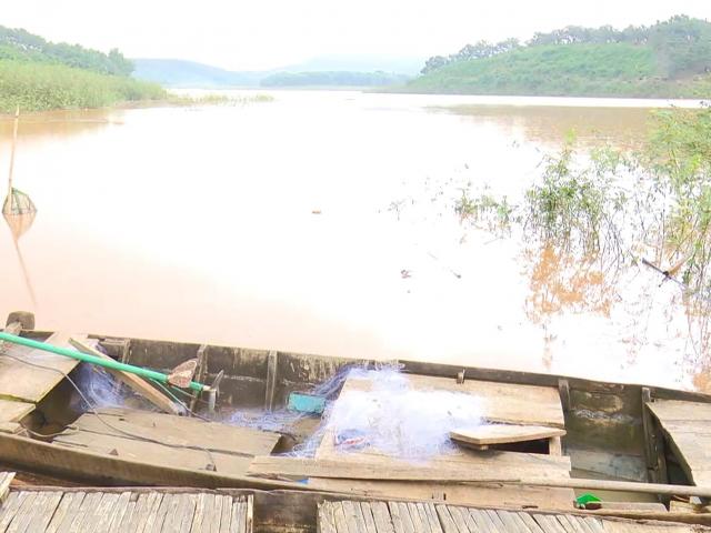 Tin tức trong ngày - Thuyền bị lật úp trên hồ thủy điện, 3 học sinh đuối nước thương tâm