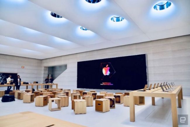 Apple cho biết việc mở lại cửa hàng đồng nghĩa với việc họ sẽ "nối lại vị trí của mình tại trung tâm của một trong những cộng đồng sáng tạo sôi động nhất thế giới", trong một không gian có hơn 57 triệu khách kể từ lần đầu tiên mở cửa. 