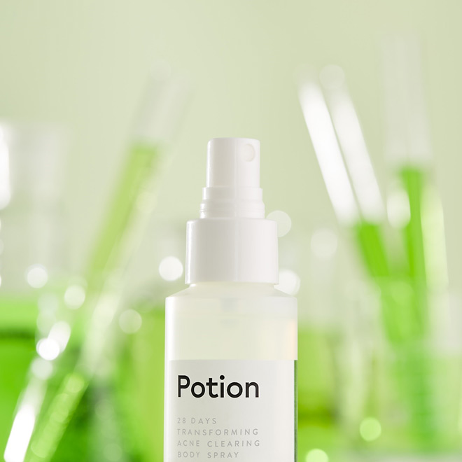 Vòi xịt thiết kế 360 độ dễ dàng xịt tới những vùng da khó với tới