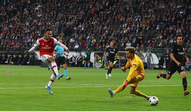 Ba phút sau bàn thắng của Saka, đến lượt Aubameyang lập công trong pha đối mặt với Trapp, ấn định thắng lợi giòn giã 3-0 cho "Pháo thủ"