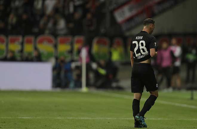 Thi đấu thiếu người lại phải dâng lên tấn công, Eintracht Frankfurt lộ nhiều khoảng trống ở tuyến dưới và bị Arsenal 2 lần tận dụng thành công