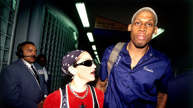 Dennis Rodman (phải) từng được nữ ca sỹ Madonna (trái) "xin đứa con"