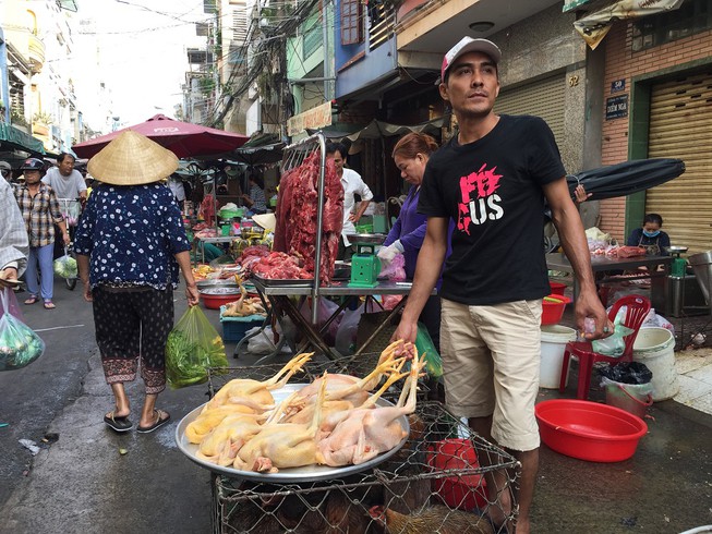 Một người bán gà làm sẵn tại chợ Bà Chiểu cho biết giá gà mua từ các đầu mối không giảm nên giá bán lẻ cũng không thể giảm được- Ảnh: Tú Uyên