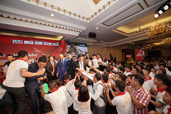 Khách hàng chen chân đặt chỗ sản phẩm nhà phố thương mại Hana Garden Mall