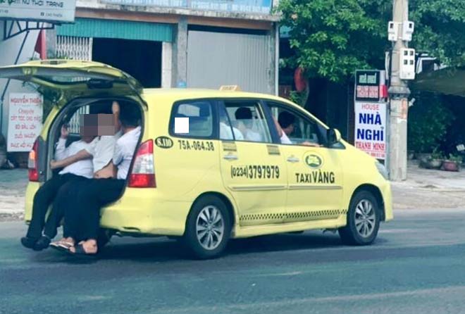 Ô tô của hãng Taxi Vàng "làm xiếc" trên Quốc lộ 1 đoạn gần Sân bay Phú Bài (ảnh Hue-S)&nbsp;
