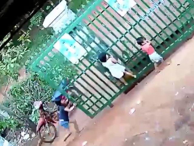 Tin tức trong ngày - Chơi trước cổng nhà, bé trai 3 tuổi bị cổng sắt đè tử vong