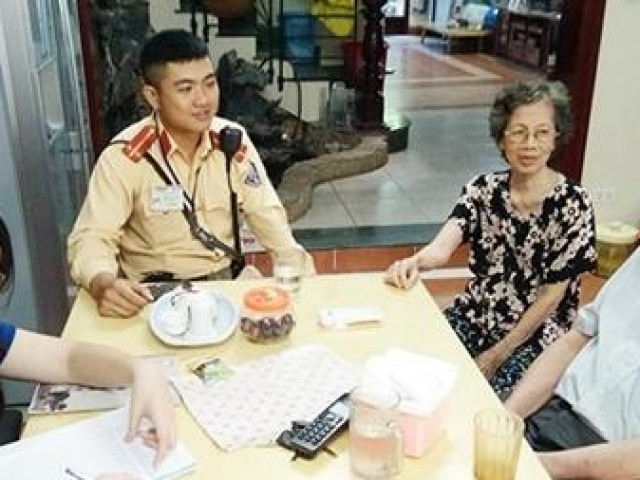 Tin tức trong ngày - Qua Facebook, CSGT tìm gia đình và đưa cụ ông bị lạc về nhà