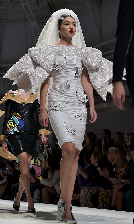 Gigi Hadid hóa thân thành cô dâu kiêu sa trong thiết kế váy cưới độc đáo. 