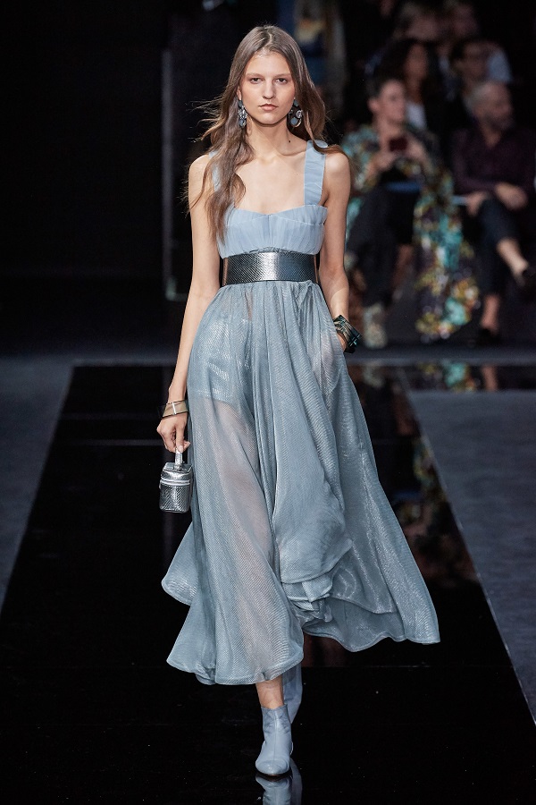 Chiếc váy bồng bềnh nhẹ nhàng như mây.