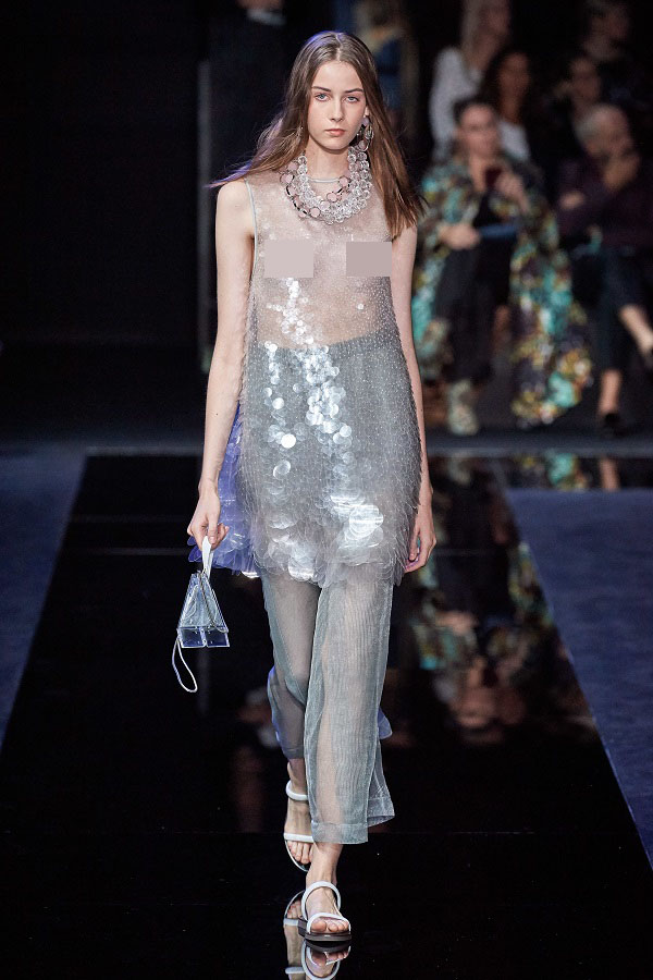 Cũng không thiếu những thiết kế táo bạo xuyên thấu, người mẫu không mặc nội y. 