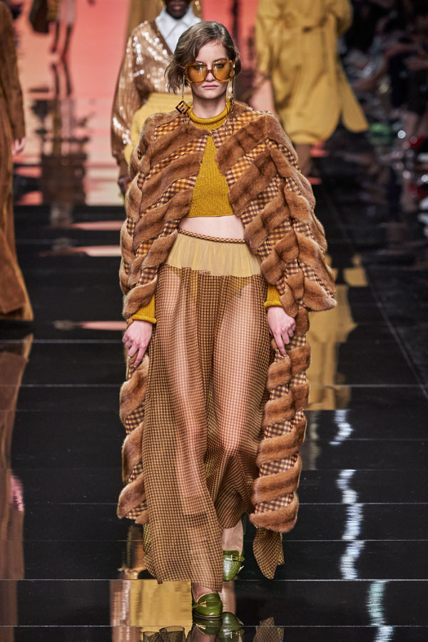 Không sử dụng gam màu đỏ, Silvia Venturini Fendi ưa dùng sắc nâu.