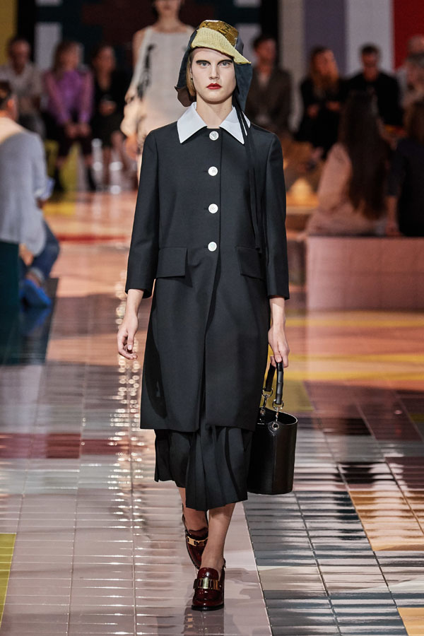 Có thể thấy rõ hơi thở của thời đại cũ trong thiết kế của Prada.