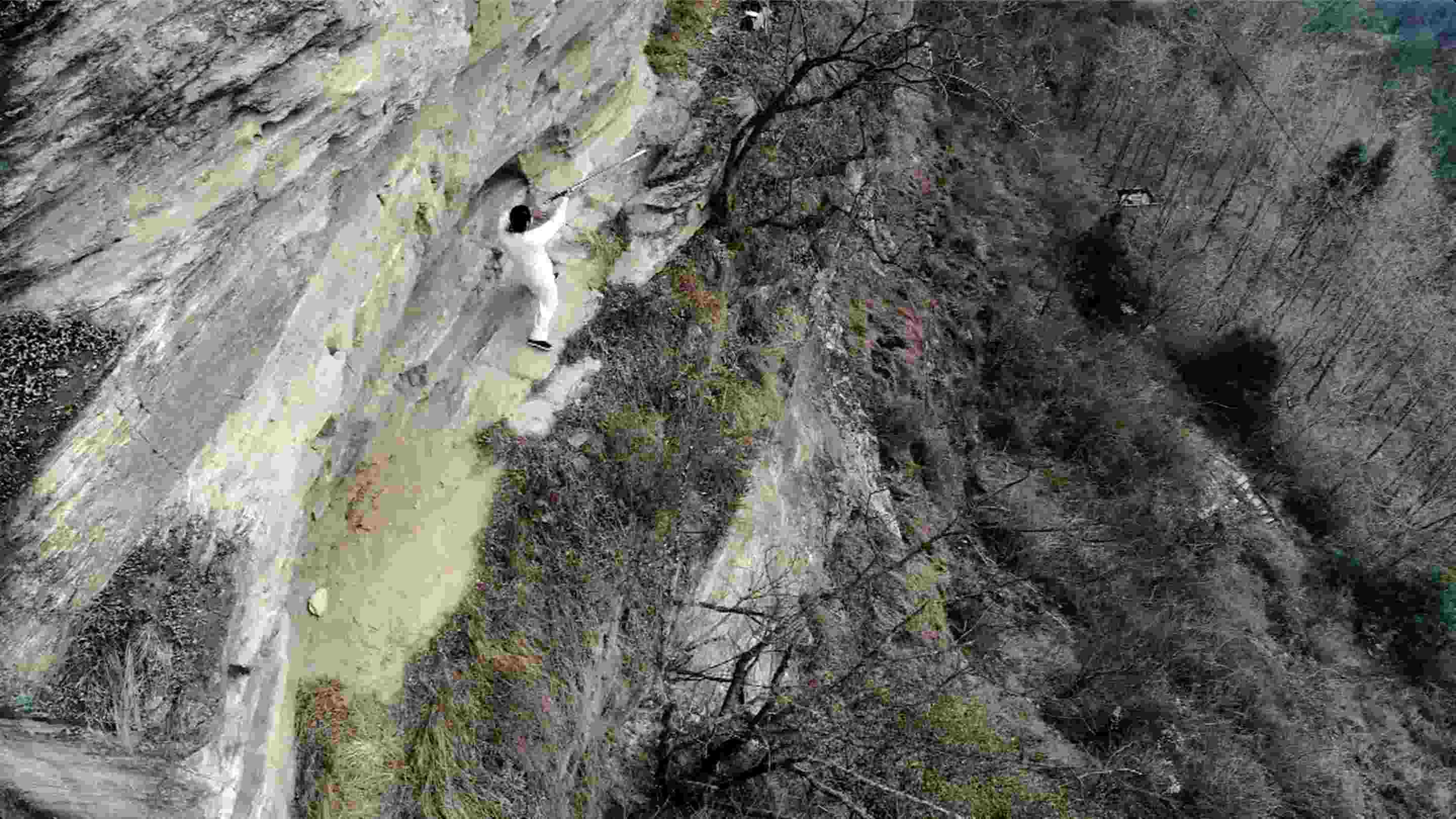 Ông Chen luyện kiếm trên vách đá cheo leo (ảnh CGTN news)