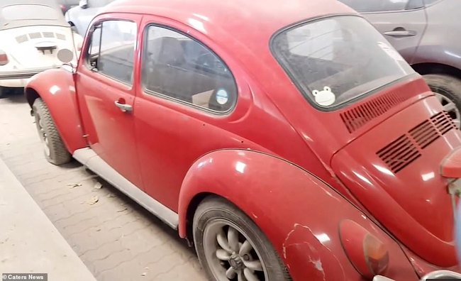 Một chiếc Volkswagen Beetle màu đỏ được coi là siêu xe của Đức được bỏ hoang tại bãi xe phục vụ khách hàng vùng Vịnh.
