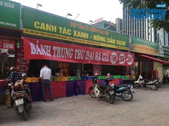 Mặc dù nghi ngờ về chất lượng và hạn sử dụng nhưng nhiều khách hàng vẫn ghé vào mua. Nhân viên&nbsp;quầy hàng chia sẻ lý do bánh trung thu giá rẻ là vì đã đã hết Trung thu, các công ty không muốn tồn bánh trong kho. Nếu để hết hạn sử dụng, bánh hỏng sẽ lãng phí và không thu hồi được vốn. Vì vậy, họ hạ giá bán cho nhanh hết hàng.