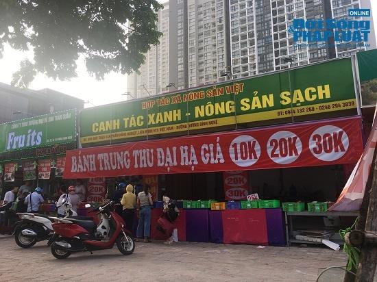Theo ghi nhận của PV báo Đời Sống &amp; Pháp Luật, chiều 20/9, tại một tuyến phố trên địa bàn quận Cầu Giấy, TP.Hà Nội, xuất hiện cảnh bày bán trung thu với giá siêu rẻ. Theo bảng giá mời chào, mỗi chiếc bánh kể cả bánh nướng hay bánh dẻo đều có giá từ 10.000 - 30.000 đồng, tùy theo kích cỡ.&nbsp;&nbsp;