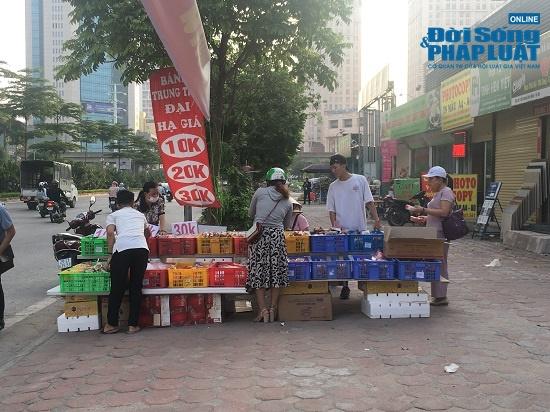 Thậm chí có những khách hàng mua đến hàng chục chiếc bánh. Người bán hàng thì có nhiều câu mời chào hấp dẫn như: "Bánh Trung thu giá rẻ xả chỉ từ 10.000-30.000 đồng/chiếc, nhanh tay mua kẻo hết, mua nhiều sẽ được giảm giá sâu hơn...".