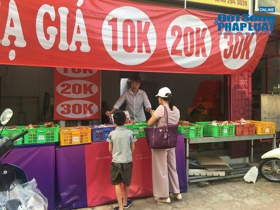 Chị Nga, một khách hàng cho hay: "Mình rất thích ăn bánh Trung thu, từ đầu mùa đến giờ đã ăn nhiều lần rồi. Khi mua bánh Trung thu giá rẻ thì mình có xem qua hạn sử dụng chưa hết thì hàng vẫn an toàn. giá rẻ là do hết mùa, các hãng xả hàng thôi".