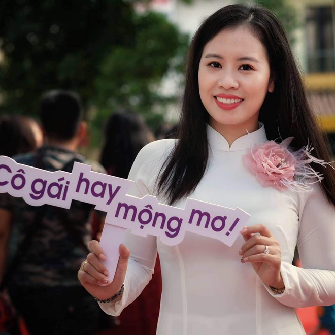 Người phụ nữ từ bỏ hai tấm bằng đại học để về may áo dài - 1