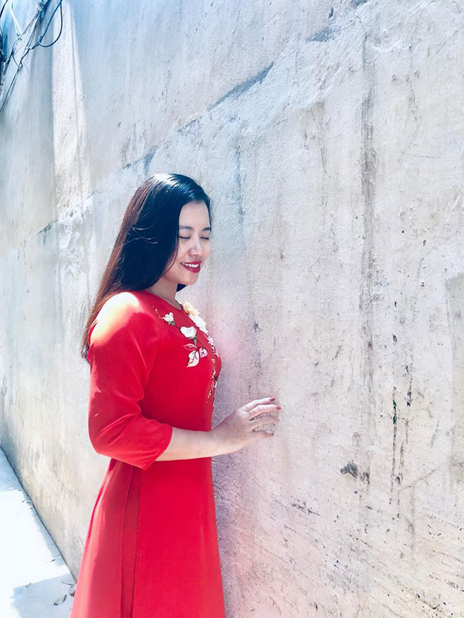 Người phụ nữ từ bỏ hai tấm bằng đại học để về may áo dài - 2