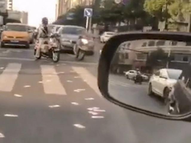 Bạn trẻ - Cuộc sống - Bức xúc sau 1 ngày làm việc áp lực, người đàn ông vung tiền khắp phố