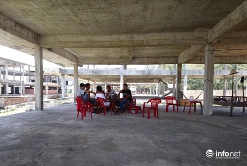 Người dân vào buôn bán và ăn nhậu trong ngôi nhà kiểu mẫu bỏ hoang.