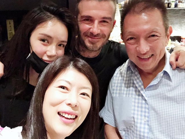 Ngoài CR7, tiểu thư nhà tỷ phú còn có mối quan hệ thân tình với cựu danh thủ David Beckham. Cô và bố ruột chụp ảnh cùng David tại một bữa tiệc riêng tư. Hình ảnh này được Kim Lim chia sẻ trên Instagram cá nhân nhận được hàng trăm nghìn lượt yêu thích.