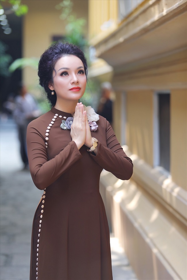 Cũng cần chú ý đến họa tiết trang trí và màu sắc của áo dài.&nbsp;