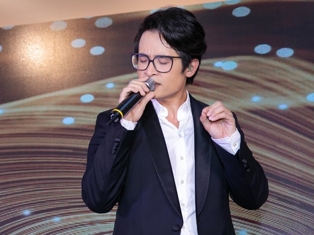 Ca nhạc - MTV - Hà Anh Tuấn bị hàng trăm fan Sài thành "vây kín" vì hát quá sung