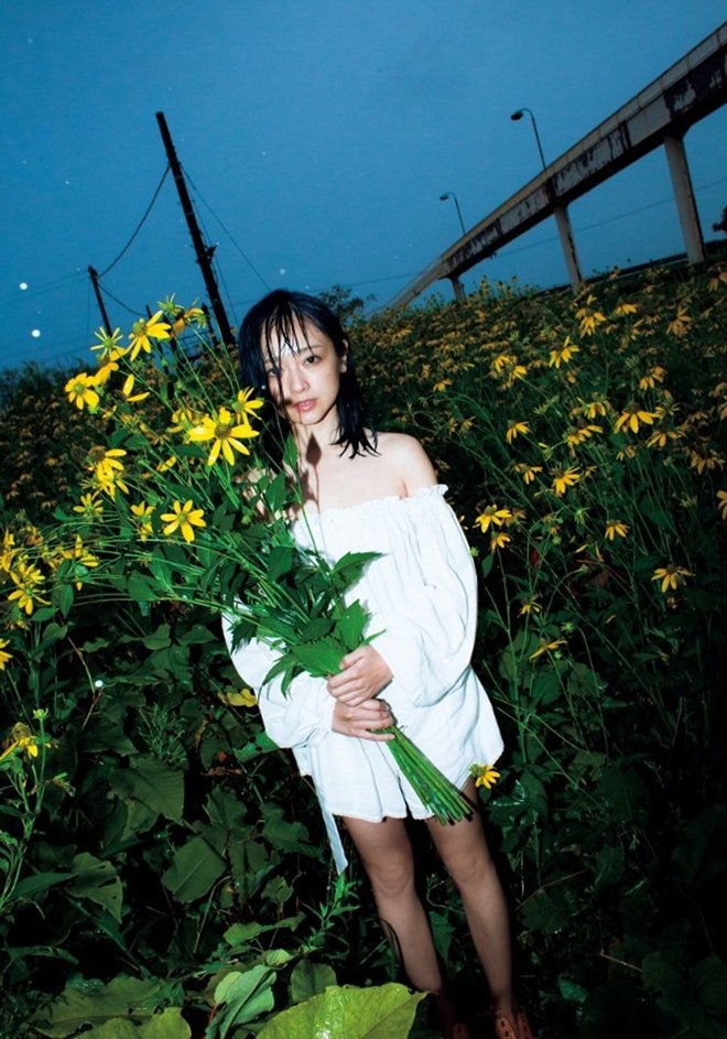 Mỹ nữ Nhật Bản đóng cảnh khỏa thân khoe lưng trần trên tạp chí 18+ - 2