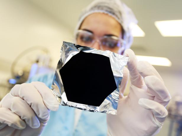 Vật thế "đen nhất trong số các vật thể đen" mới được phát hiện (Ảnh: Surrey NanoSystems)