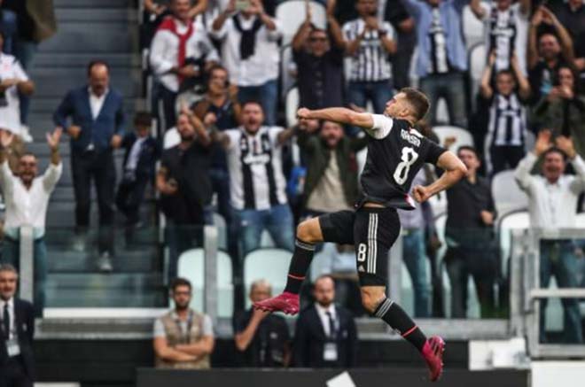 Ramsey lập công với cú sút xa đổi hướng may mắn