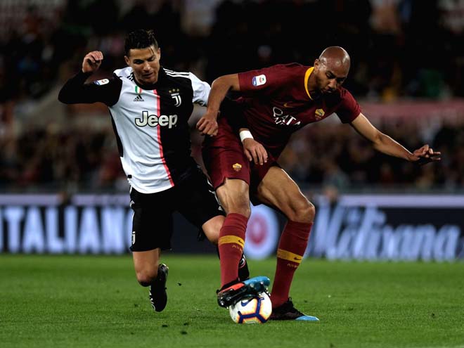 Ronaldo (trái) đang rất quyết tâm ghi bàn
