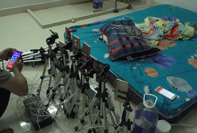 Các thiết bị quay phim, ghi hình 5 đối tượng người Trung Quốc sử dụng để “sản xuất" phim đồi trụy, phát tán lên mạng
