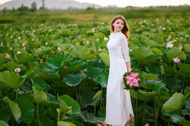 Nhiều người gọi&nbsp;cô là &#34;thiên thần áo trắng&#34; hay &#34;búp bê giữa hồ sen&#34;.