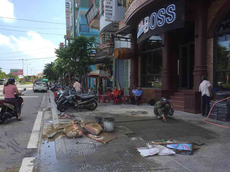 Sau khi cây sưa&nbsp; bị bứng đi, vị trí trồng cây&nbsp;được san lấp bằng xi măng và lát gạch.&nbsp;&nbsp;