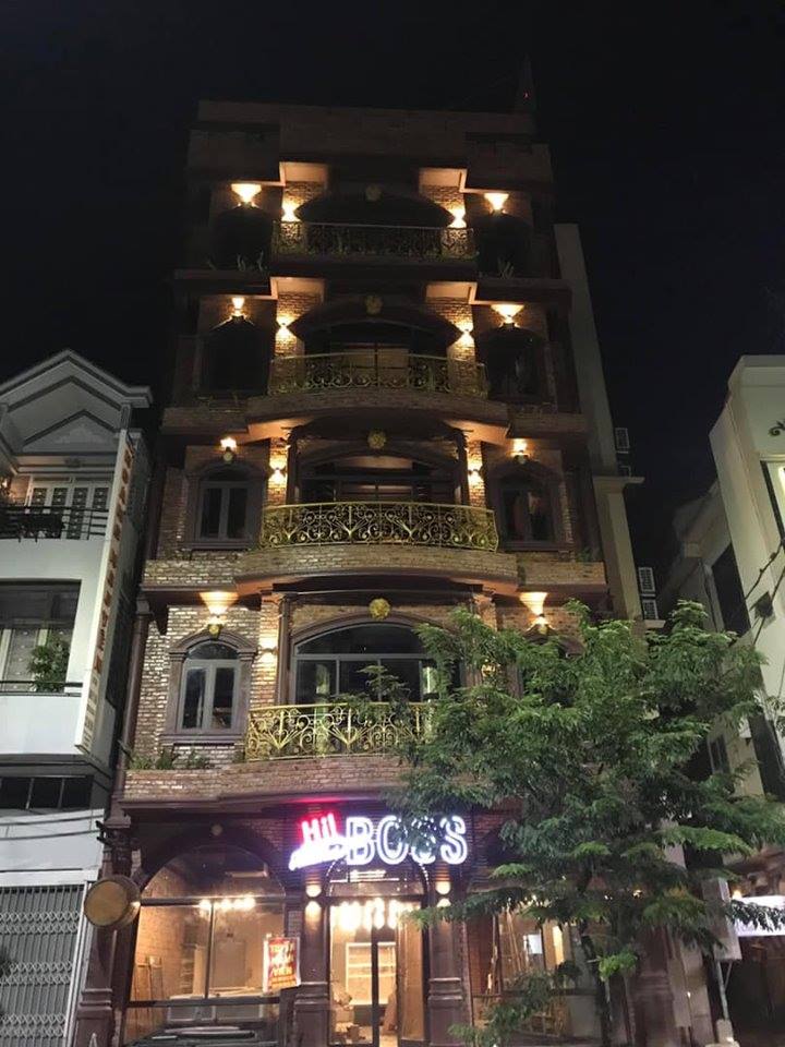 Cây sưa trước nhà hàng Hi BOSS trước khi bị bứng đi.