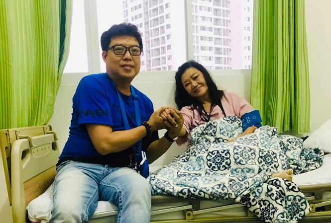 Đạo diễn Thanh Hiệp vào thăm NSND Kim Cương ở bệnh viện.