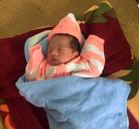 Bé trai đang được chăm sóc ở trạm y tế xã (ảnh: UBND xã Phong Hòa).