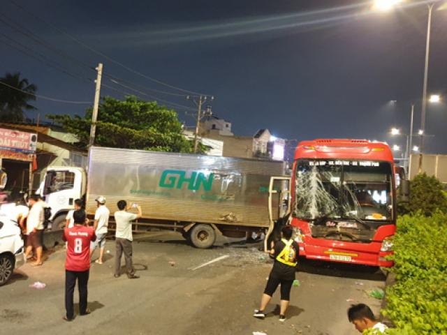 Tin tức trong ngày - 3 ô tô tông nhau “ầm ầm” trên quốc lộ, nhiều người gào thét trong hoảng loạn