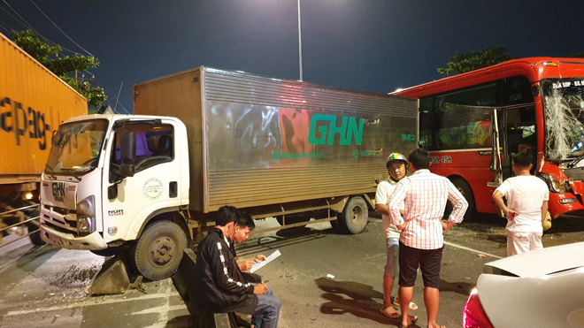 Phụ xe khách bị thương nặng sau tai nạn. Ngoài ra, vụ tai nạn cũng khiến nhiều hành khách một phen kinh hoàng