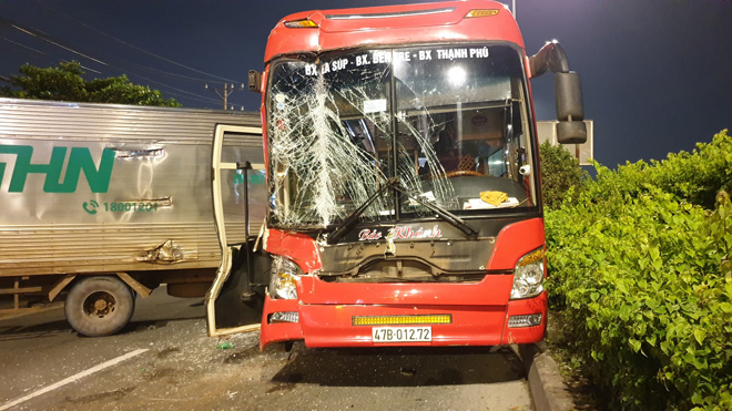 Xe khách bị hư hỏng nặng