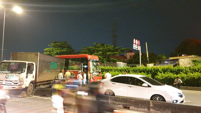 Đến khuya cùng ngày, hiện trường vụ tai nạn mới được giải quyết xong